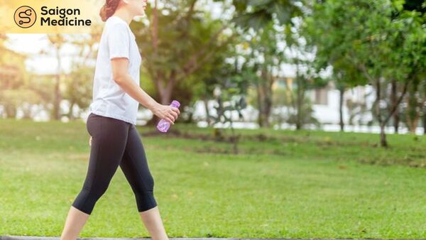 Đi bộ là cách hữu hiệu sau khi nhận ra dấu hiệu sỏi sắp ra