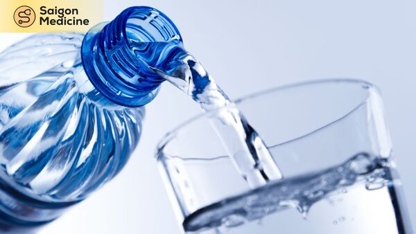 Uống nước là một trong những cách hiệu quả để đẩy sỏi ra ngoài