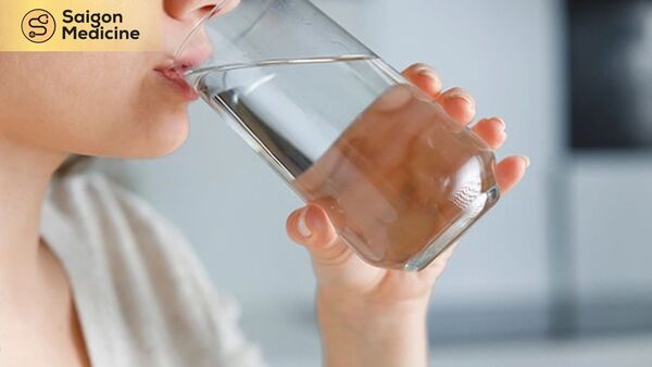 Uống nhiều nước là cách tốt để phòng ngừa bệnh tái phát