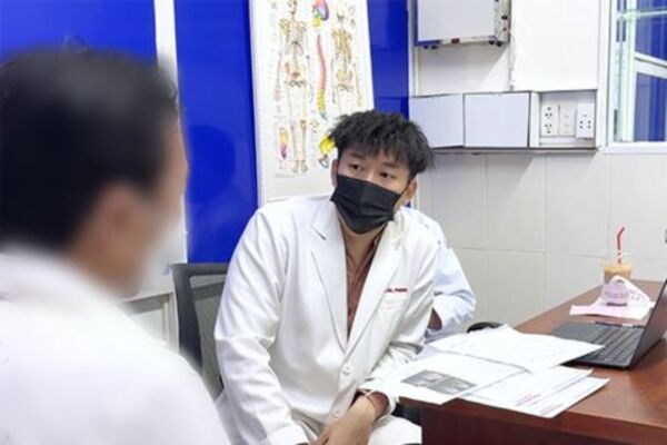 Bác sĩ Trần Quốc Phong tư vấn điều trị bệnh rối loạn cương dương cho bệnh nhân