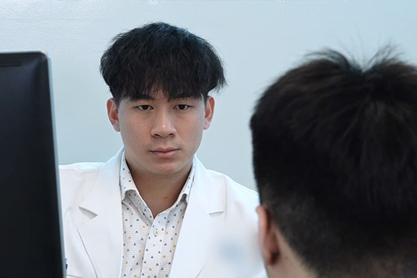 Bệnh nhân gặp bác sĩ để được tái khám sau phẫu thuật