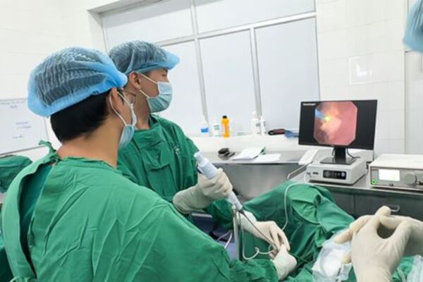 Bác sĩ thực hiện tán sỏi nội soi ống mềm cho bệnh nhân