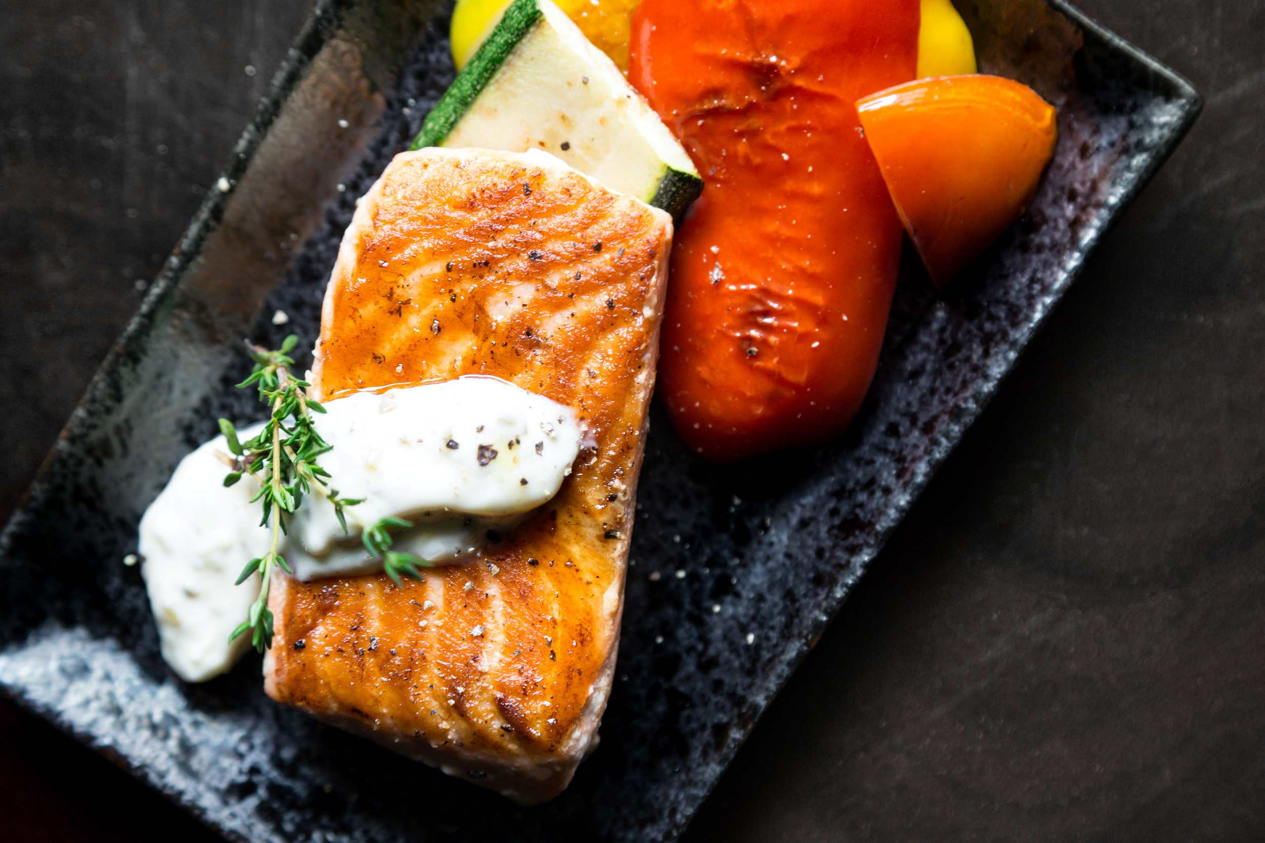 Cá hồi là nguồn cung cấp Omega - 3 rất tốt