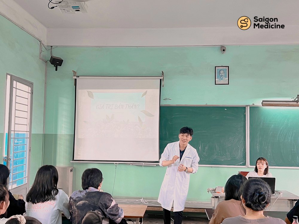 Bác sĩ Phong chia sẻ tại sự kiện